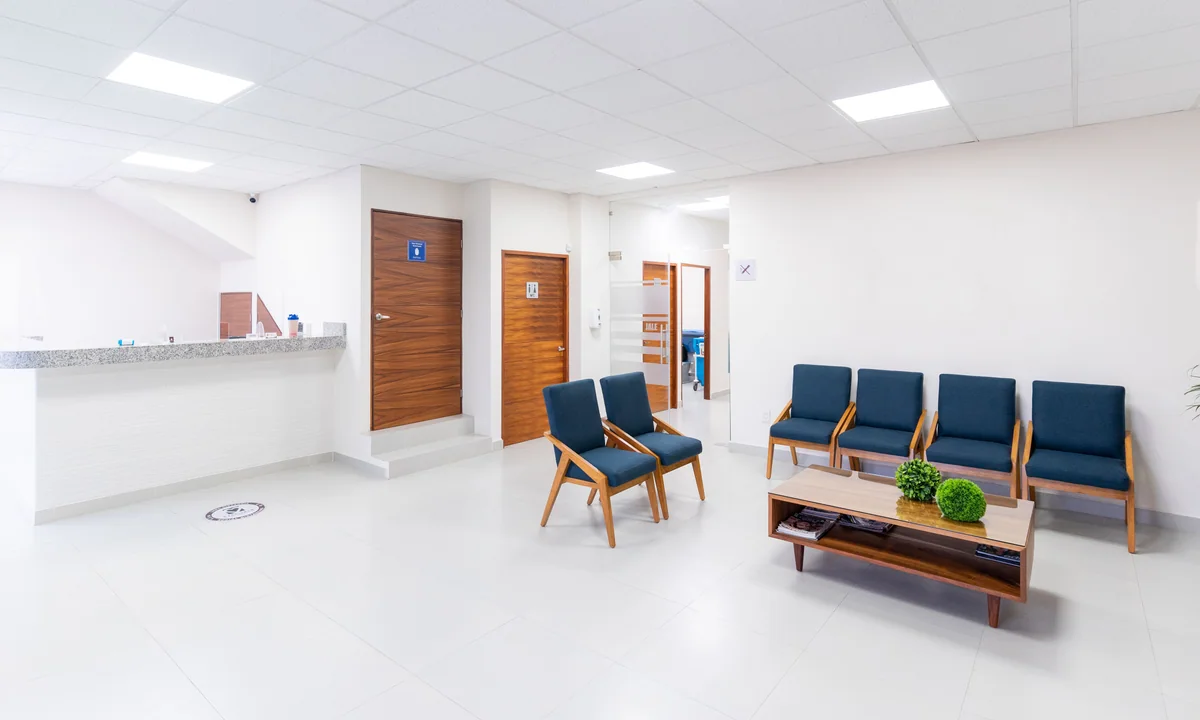 Recepção real e iluminada de uma clínica odontológica