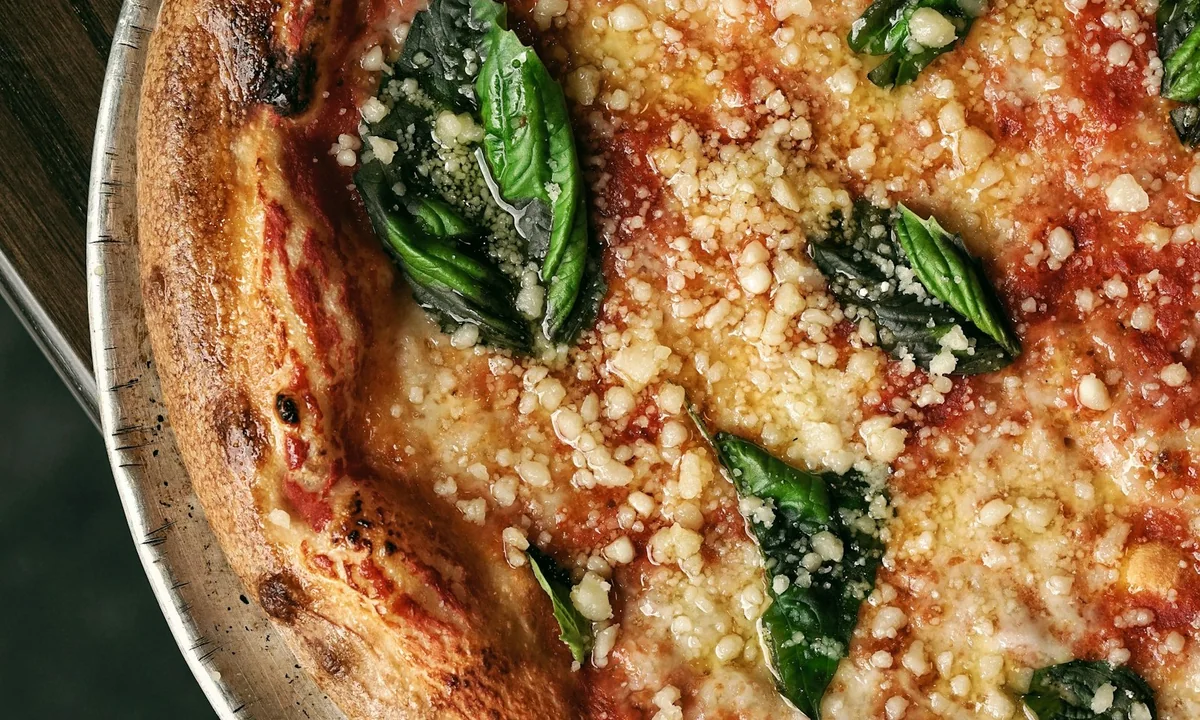 Pizza italiana real saindo do forno