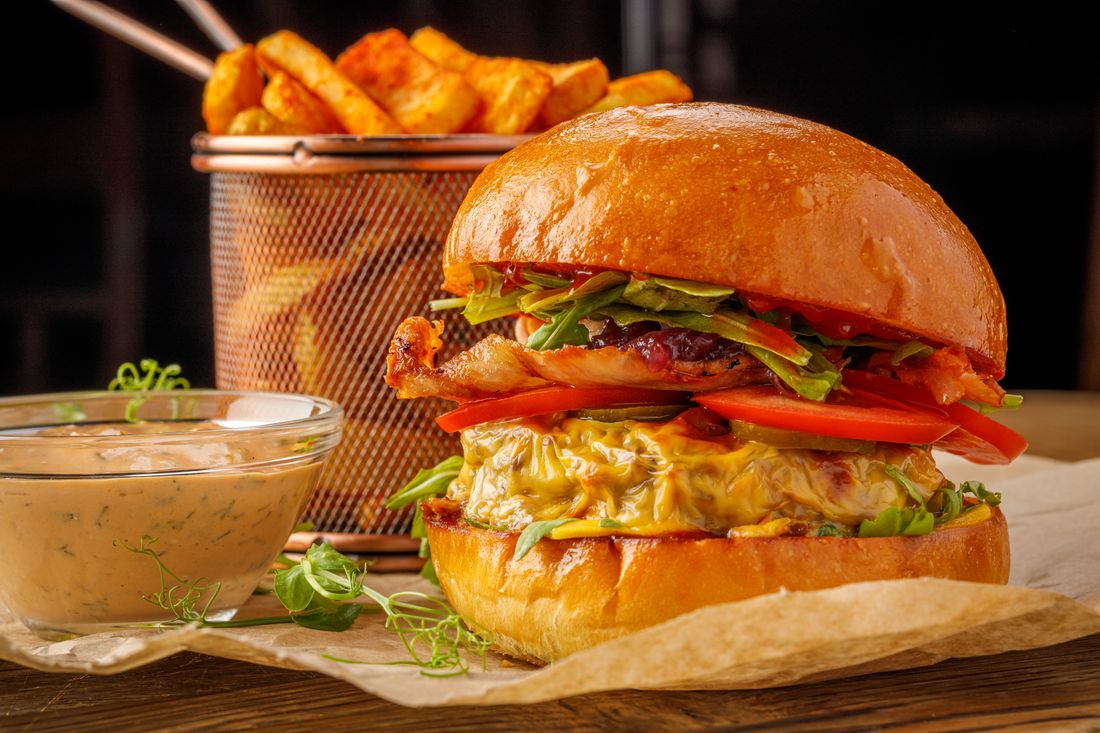 Brasa Clássico com pão brioche, queijo e salada