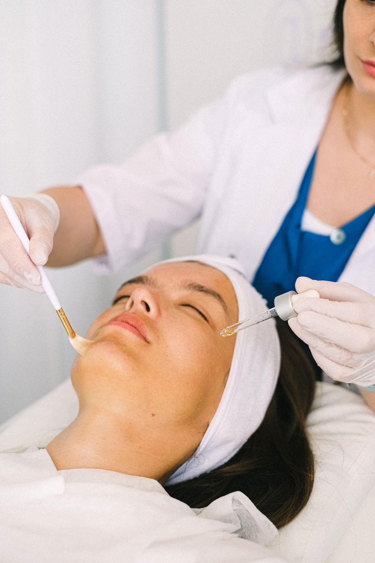 Aplicação de sérum em tratamento facial