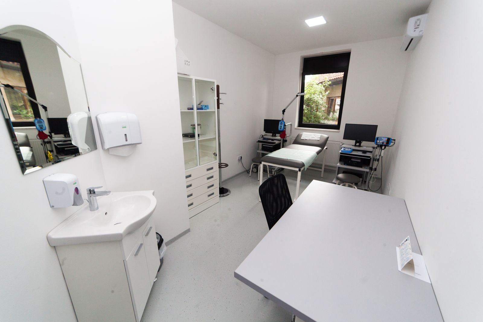 Consultório limpo e equipado da clínica