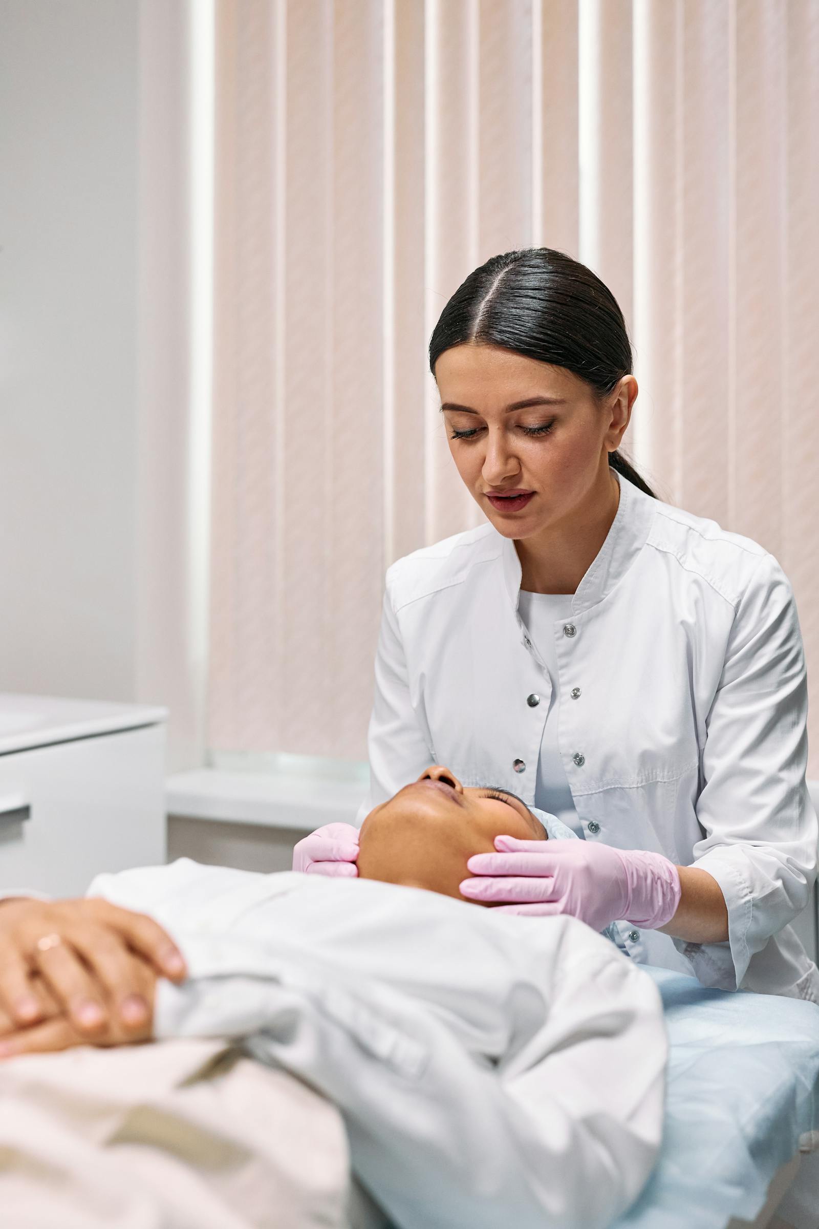 Profissional realizando atendimento estético em paciente