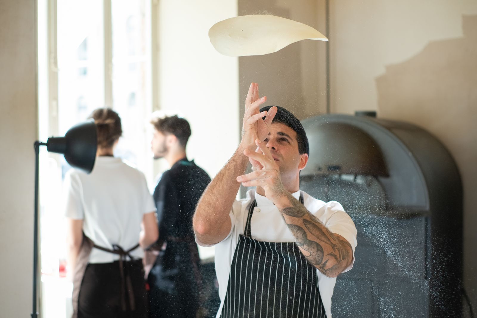 Pizzaiolo preparando pizza artesanal em forno quente
