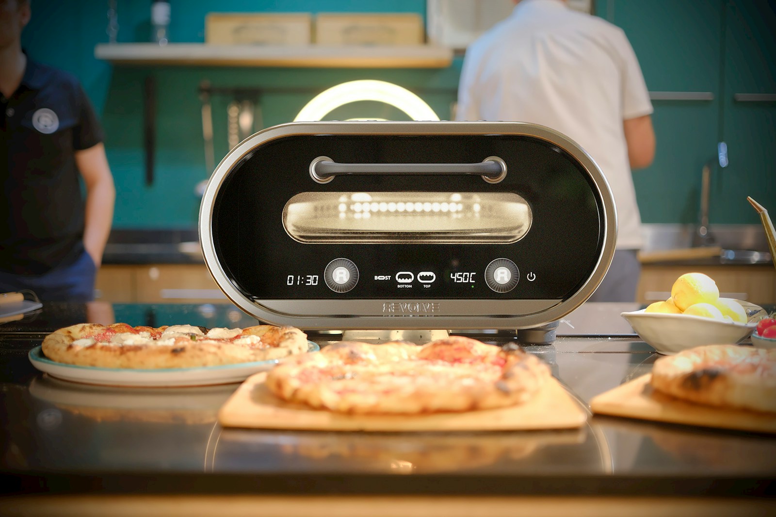 Forno de pizzaria real com pizza