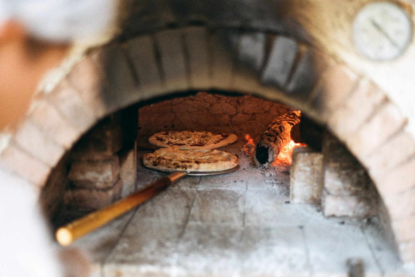 Ambiente real de pizzaria com forno
